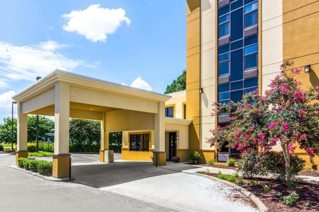 Mulberry Inn Нюпорт Нюз Екстериор снимка